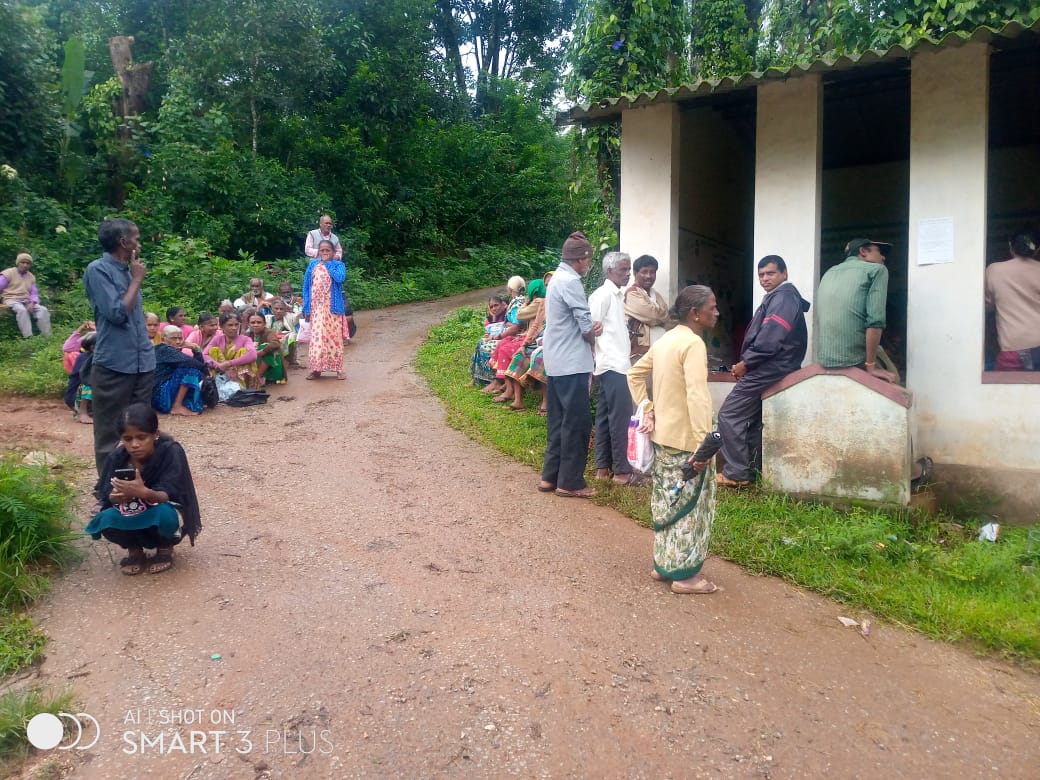 ಕೊಟ್ಟಿಗೆಹಾರ: ಗ್ರಾಮೀಣ ಭಾಗದ ಅಂಚೆ ಕಚೇರಿಯಲ್ಲಿ ಇಂಟರ್ನೆಟ್ ಸಮಸ್ಯೆ | ಮಾಸಿಕ ವೇತನ ಪಡೆಯಲು ವೃದ್ಧರ, ಮಹಿಳೆಯರ ಪರದಾಟ