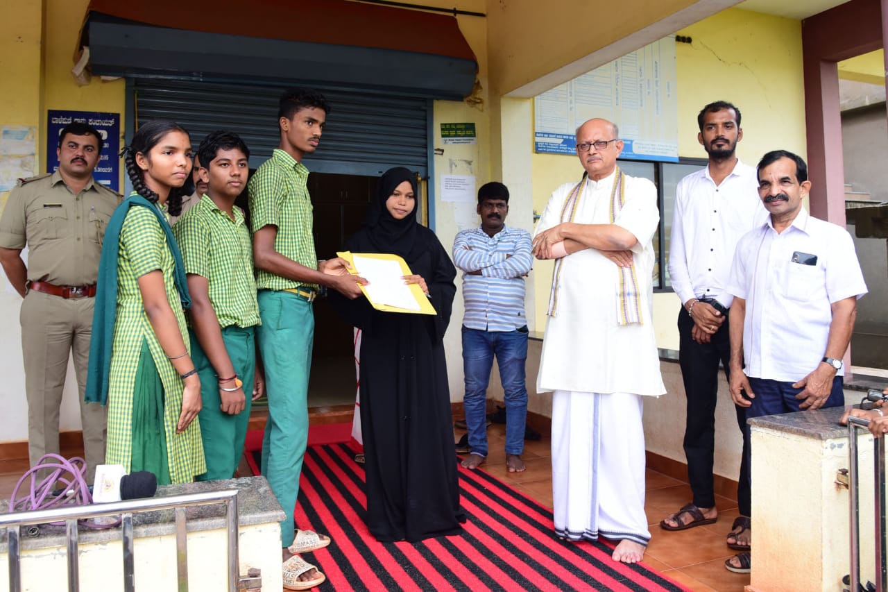 ಉಳ್ಳಾಲ: ಶಾಲೆಯ ಪಕ್ಕದಲ್ಲೆ ತಲೆ ಎತ್ತಿದ ಬಾರ್‌|ವಿಧ್ಯಾರ್ಥಿಗಳಿಂದ ಪ್ರತಿಭಟನೆ