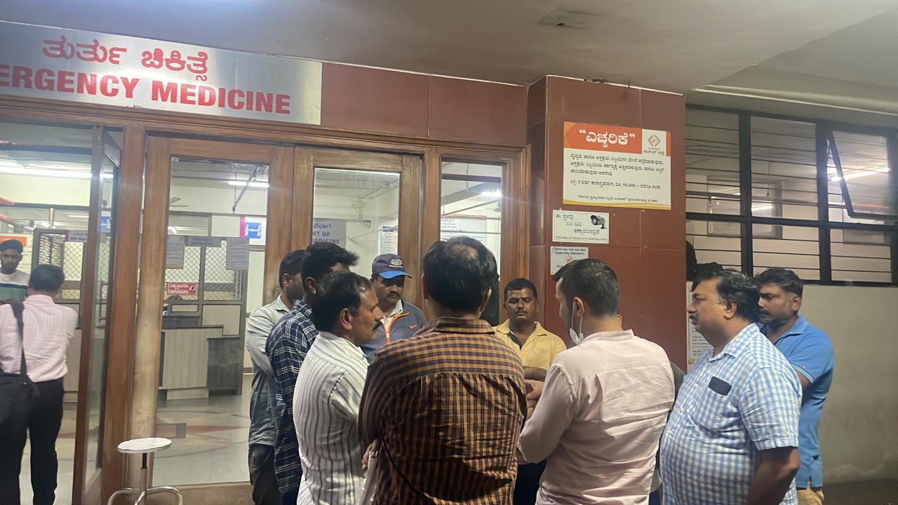 ಮಡಿಕೇರಿ: ಶಾಲಾ ಮಕ್ಕಳನ್ನು ಕರೆದುಕೊಂಡು ಹೋಗುತ್ತಿದ್ದ ಆಟೋ ಅಪಘಾತ| ಆಸ್ಪತ್ರೆಗೆ ಭೇಟಿ ನೀಡಿ ಆರೋಗ್ಯ ವಿಚಾರಿಸಿದ ಶಾಸಕ ಡಾ.ಮಂತರ್ ಗೌಡ