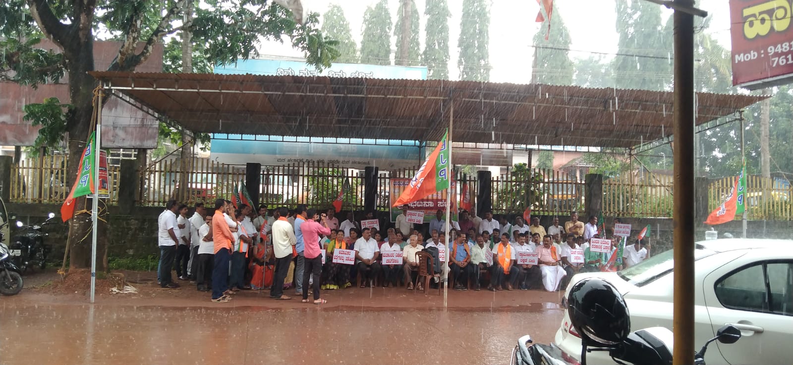 ಸುಳ್ಯದಲ್ಲಿ ಕಾಂಗ್ರೆಸ್ ವಿರುದ್ಧ ಬಿಜೆಪಿ ವತಿಯಿಂದ ಪ್ರತಿಭಟನೆ|ಕಾಂಗ್ರೆಸ್ ಅಧಿಕಾರಕ್ಕೆ ಬಂದ ಬಳಿಕ ಕಾನೂನು ವ್ಯವಸ್ಥೆ ಹದಗೆಟ್ಟಿದೆ:ಹರೀಶ್ ಕಂಜಿಪಿಲಿ|ಕಾಂಗ್ರೆಸ್ ದೂರದೃಷ್ಟಿ ಇಲ್ಲದೆ ಆಡಳಿತ ನಡೆಸುತ್ತಿದೆ:ಎಸ್.ಎನ್.ಮನ್ಮಥ
