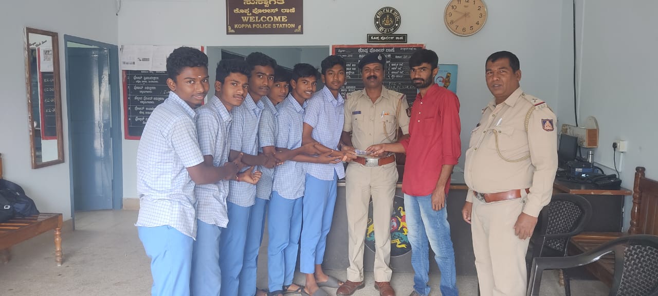 ಚಿಕ್ಕಮಗಳೂರು: ರಸ್ತೆಯಲ್ಲಿ ಸಿಕ್ಕ 12900 ಹಣವನ್ನು ವಾರಸುದಾರರಿಗೆ ತಲುಪಿಸಿದ ವಿದ್ಯಾರ್ಥಿಗಳು