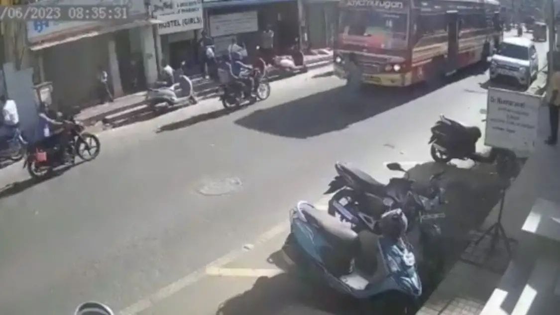 ಹೀಗೊಂದು ದಾರುಣ ಘಟನೆ|ಮಗನ ಭವಿಷ್ಯಕ್ಕಾಗಿ ಬಸ್ ನಡಿಗೆ ಹಾರಿ ಆತ್ಮಹತ್ಯೆ ಮಾಡಿಕೊಂಡ ತಾಯಿ!!