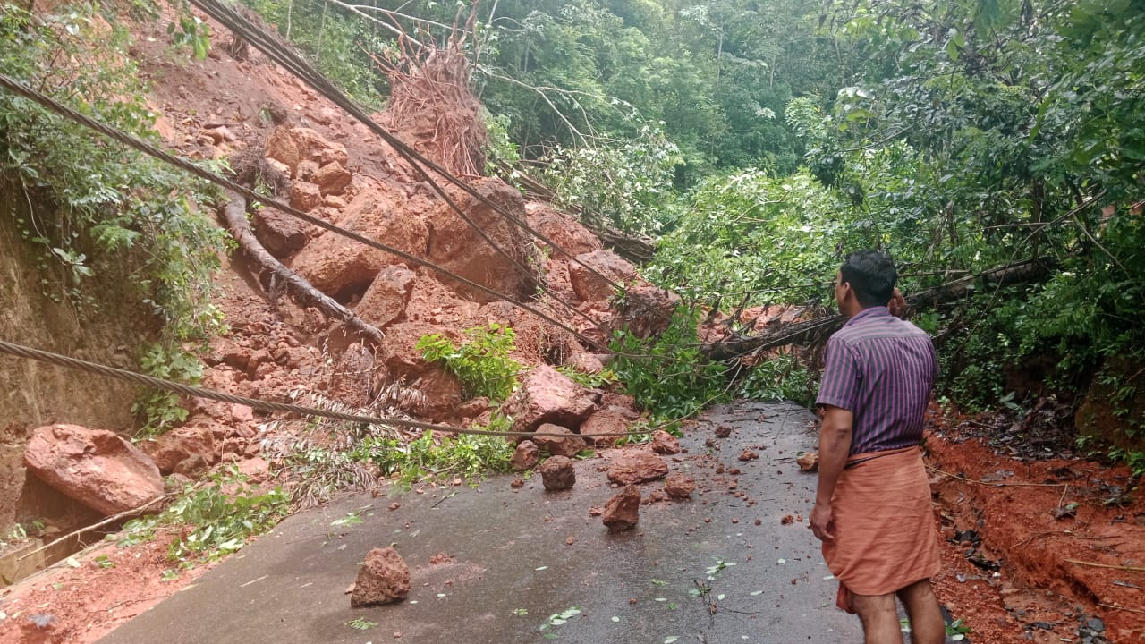 ಪಾಣತ್ತೂರು: ಅಂತರಾಜ್ಯ ರಸ್ತೆಯಲ್ಲಿ ಕುಸಿದ ಗುಡ್ಡ; ಸಂಚಾರ ಸ್ಥಗಿತ