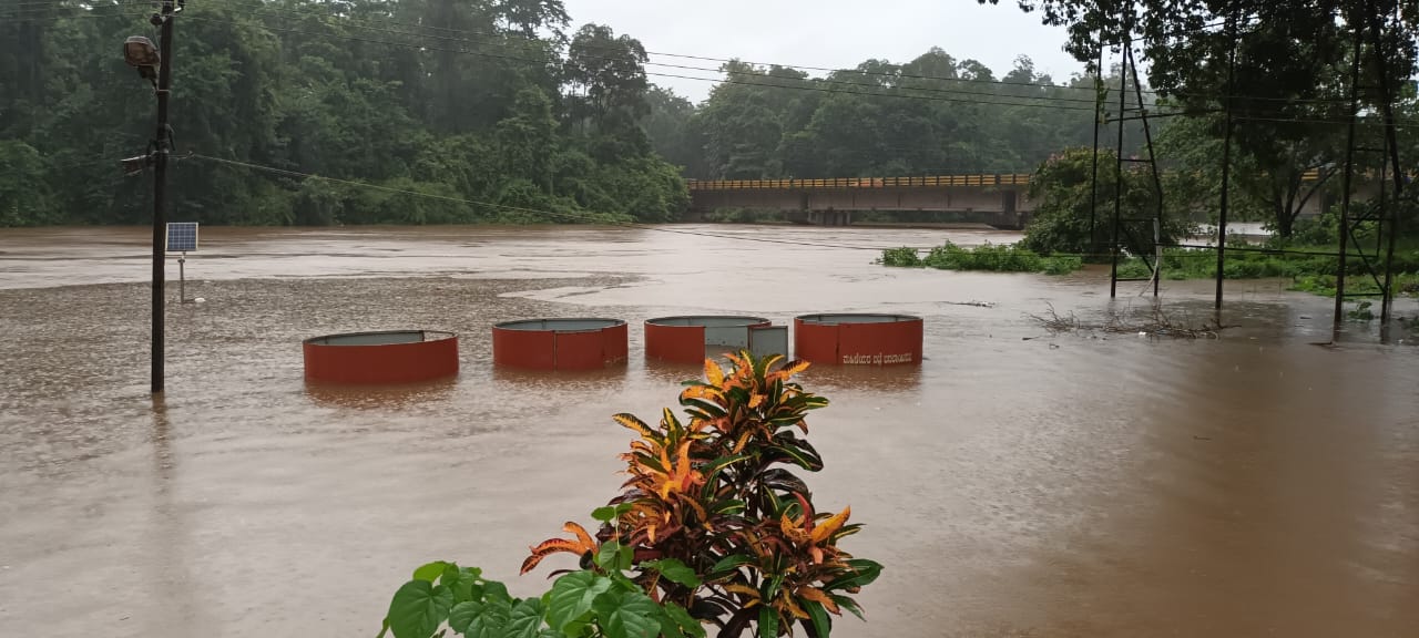 ಕಡಬ: ಉಕ್ಕೇರಿದ ಕುಮಾರಧಾರ; ಕುಕ್ಕೆ ಸುಬ್ರಹ್ಮಣ್ಯ ಸ್ನಾನಘಟ್ಟ ಸಂಪೂರ್ಣ ಜಲಾವೃತ| ಹೆದ್ದಾರಿಗೂ ನುಗ್ಗಿದ ನೆರೆನೀರು