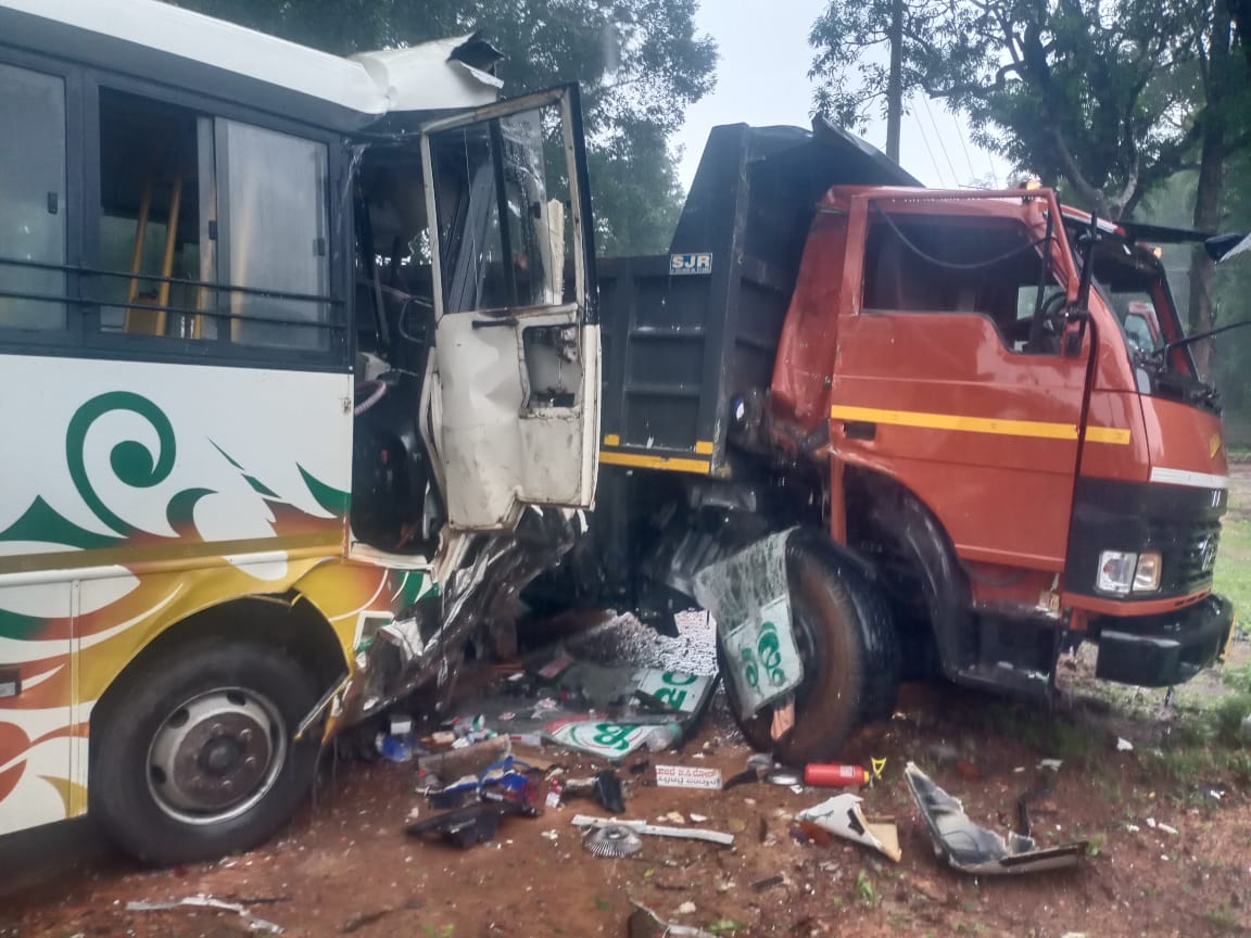 ಕಾರ್ಕಳ:ಬಸ್ಸು, ಟಿಪ್ಪರ್ ನಡುವೆ ಅಪಘಾತ|ಬಸ್ಸು ಚಾಲಕ ಗಂಭೀರ