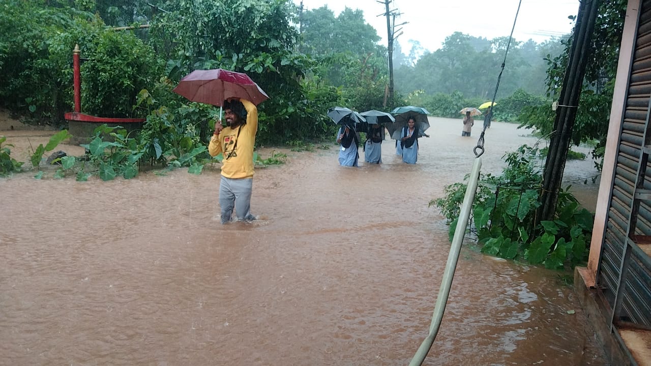 ಕುಕ್ಕೆಸುಬ್ರಹ್ಮಣ್ಯ: ನೆರೆನೀರು ದಾಟಿ ಪರೀಕ್ಷೆ ಬರೆದ ಪದವಿ ವಿದ್ಯಾರ್ಥಿಗಳು
