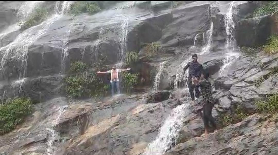 ಚಾರ್ಮಾಡಿ ಘಾಟ್ ಬಂಡೆಯ ಮೇಲೆ ಪ್ರವಾಸಿಗರ ಹುಚ್ಚಾಟ|ಪೊಲೀಸರಿಗೆ ತಲೆನೋವಾಗಿ ಪರಿಣಮಿಸಿದ ಪ್ರವಾಸಿಗರು