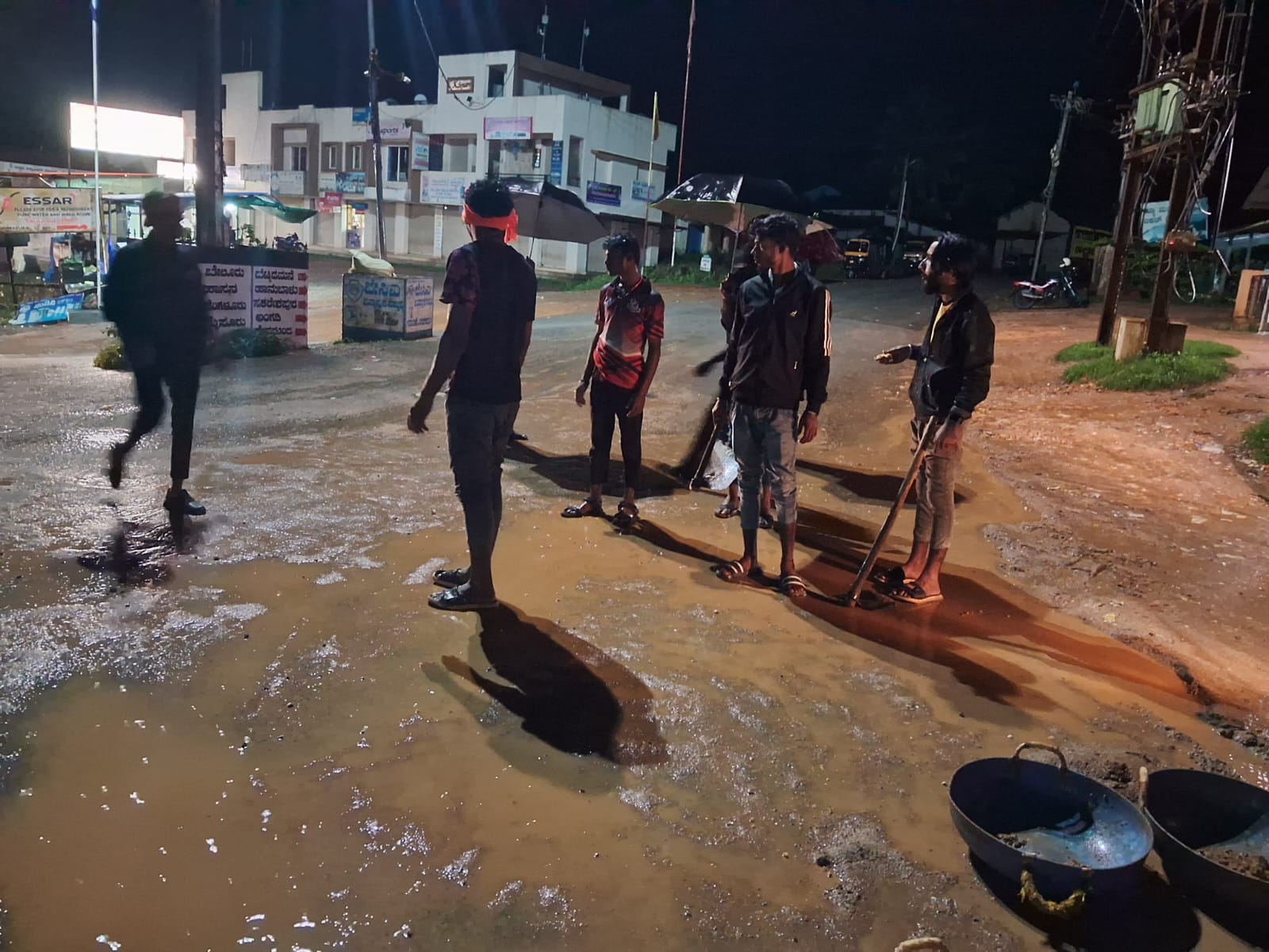 ಕೊಟ್ಟಿಗೆಹಾರ: ಗೋಣಿಬೀಡು ವಿ.ಎಚ್.ಪಿ ಹಾಗೂ ಬಜರಂಗದಳ ವತಿಯಿಂದ ಸ್ವಚ್ಚತಾ ಕಾರ್ಯ