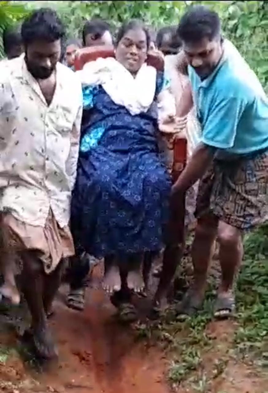 ಕಡಬ:ರಸ್ತೆ ಸಂಪರ್ಕ ಇಲ್ಲದೆ ಸಮಸ್ಯೆ; ಅನಾರೋಗ್ಯ ಪೀಡಿತ ಮಹಿಳೆಯನ್ನು ಹೊತ್ತುಯ್ಯಬೇಕಾದ ಅನಿವಾರ್ಯತೆ !
