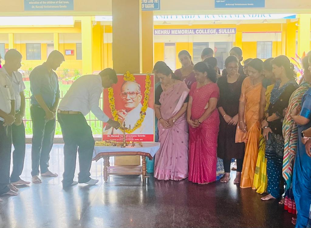 ಸುಳ್ಯ:ಎನ್ಎಂಸಿಯಲ್ಲಿ ಸುಳ್ಯದ ಶಿಕ್ಷಣ ಕ್ರಾಂತಿಯ ಹರಿಕಾರ ಡಾ.ಕುರುಂಜಿ ವೆಂಕಟರಮಣ ಗೌಡರ ಹತ್ತನೇ ವರ್ಷದ ಪುಣ್ಯಸ್ಮರಣೆ| ಕೆವಿಜಿ ಅವರ ಭಾವಚಿತ್ರಕ್ಕೆ ಕಾಲೇಜಿನ ಸಿಬ್ಬಂದಿಗಳಿಂದ ಪುಷ್ಪಾರ್ಚನೆ