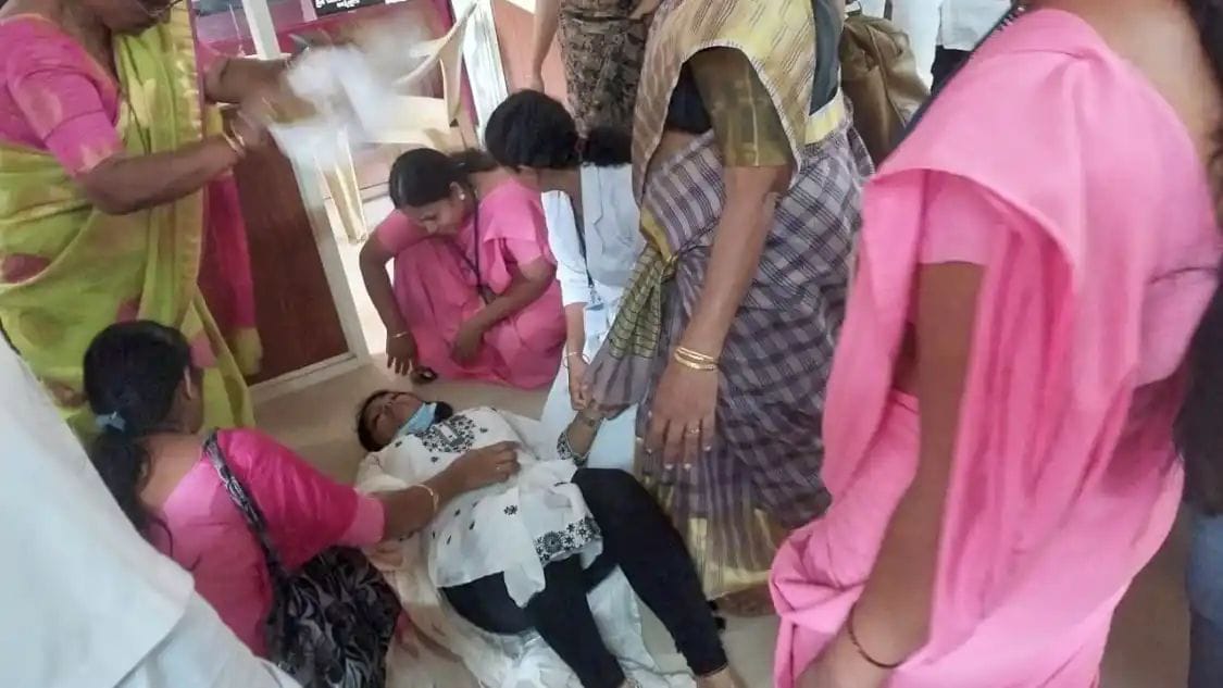 ಕಡಬ: ಗ್ರಾಮಸಭೆಯಲ್ಲಿ ಹೀಗಾ ಪ್ರಶ್ನೆ ಕೇಳೋದು!? ಗ್ರಾಮಸ್ಥರ ಪ್ರಶ್ನೆಗೆ ಉತ್ತರಿಸುತ್ತಾ ಕುಸಿದು ಬಿದ್ದ ವೈದ್ಯೆ!!