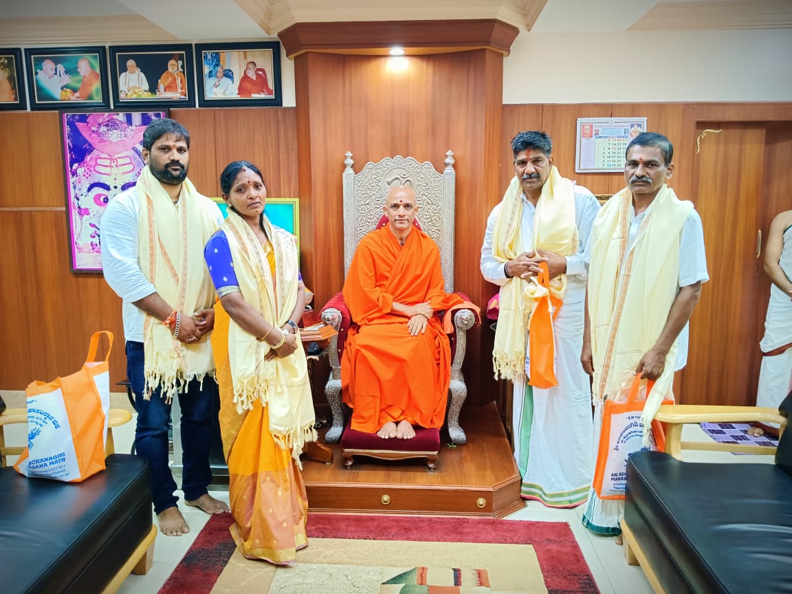 ಆದಿಚುಂಚನಗಿರಿ ಶ್ರೀಗಳ ಭೇಟಿ ಮಾಡಿದ ಸೌಜನ್ಯ ಕುಟುಂಬ
