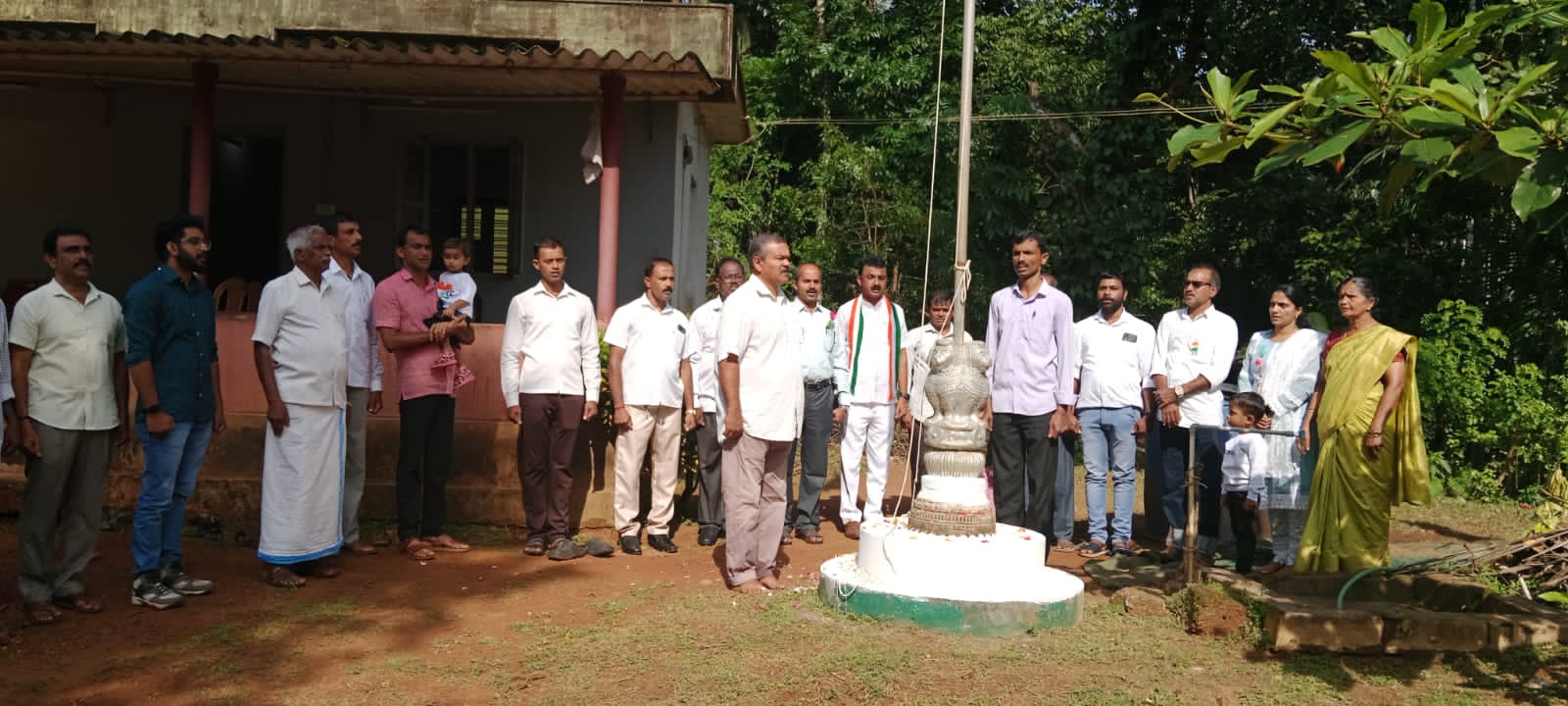 ಸುಳ್ಯ: ದುಗ್ಗಲಡ್ಕ ಮಿತ್ರ ಯುವಕ ಮಂಡಲ ಕೊಯಿಕುಳಿ, ಕುರಲ್ ತುಳು ಕೂಟ ದುಗ್ಗಲಡ್ಕ ಆಶ್ರಯದಲ್ಲಿ ಸ್ವಾತಂತ್ರ್ಯ ದಿನಾಚರಣೆ