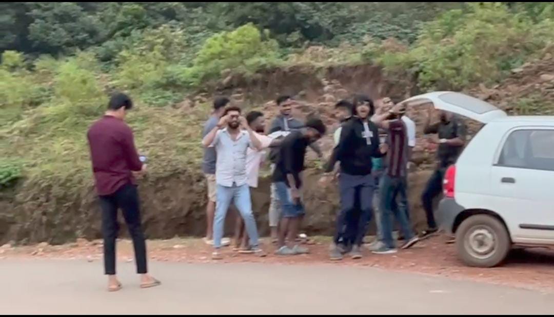 ದೇವರಮನೆ ಗುಡ್ಡದಲ್ಲಿ ಪ್ರವಾಸಿಗರಿಂದ ಅಸಭ್ಯ ವರ್ತನೆ| ಕುಡಿದು ಕುಣಿದ ಪುಂಡರು