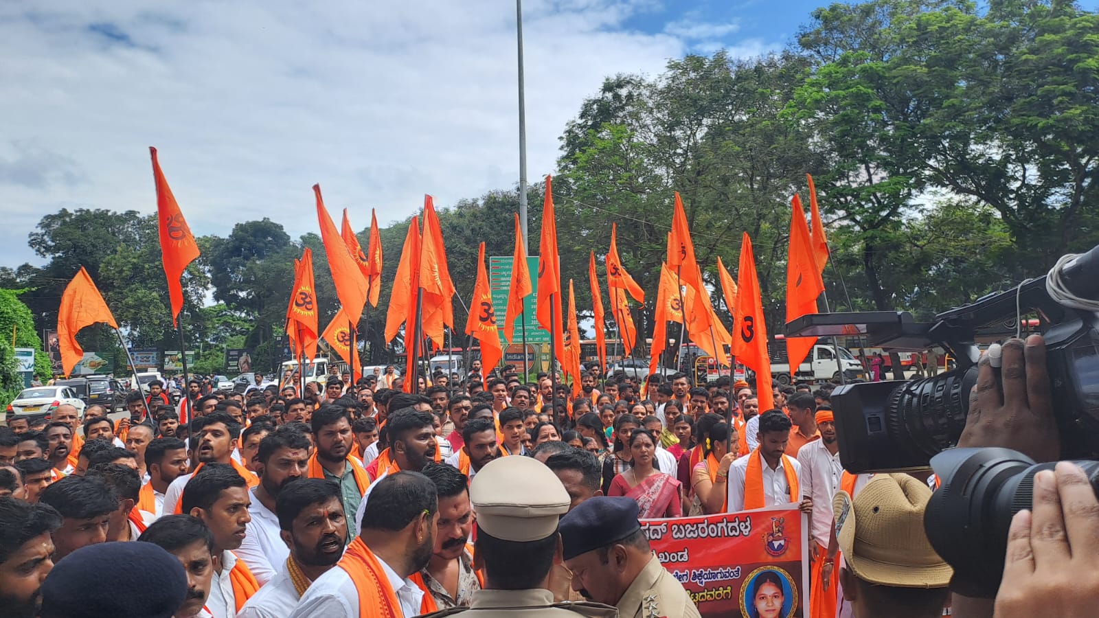 ಧರ್ಮಸ್ಥಳದ ಅಣ್ಣಪ್ಪ ಸನ್ನಿಧಿ ಎದುರು ನಡೆದದ್ದು ಪ್ರಮಾಣವೇ?| ನಿಜಕ್ಕೂ ಅಲ್ಲಿ ನಡೆದದ್ದೇನು?