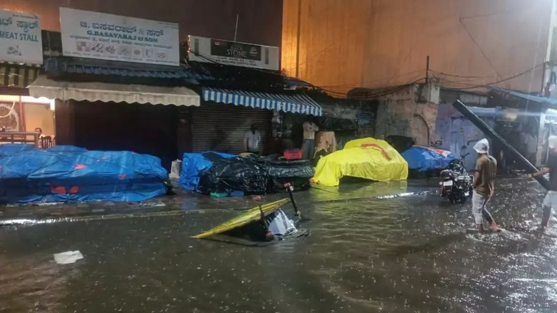 ಬೆಂಗಳೂರಿನಲ್ಲಿ ಧಾರಾಕಾರ ಮಳೆ| ತಗ್ಗು ಪ್ರದೇಶಗಳು ಜಲಾವೃತ