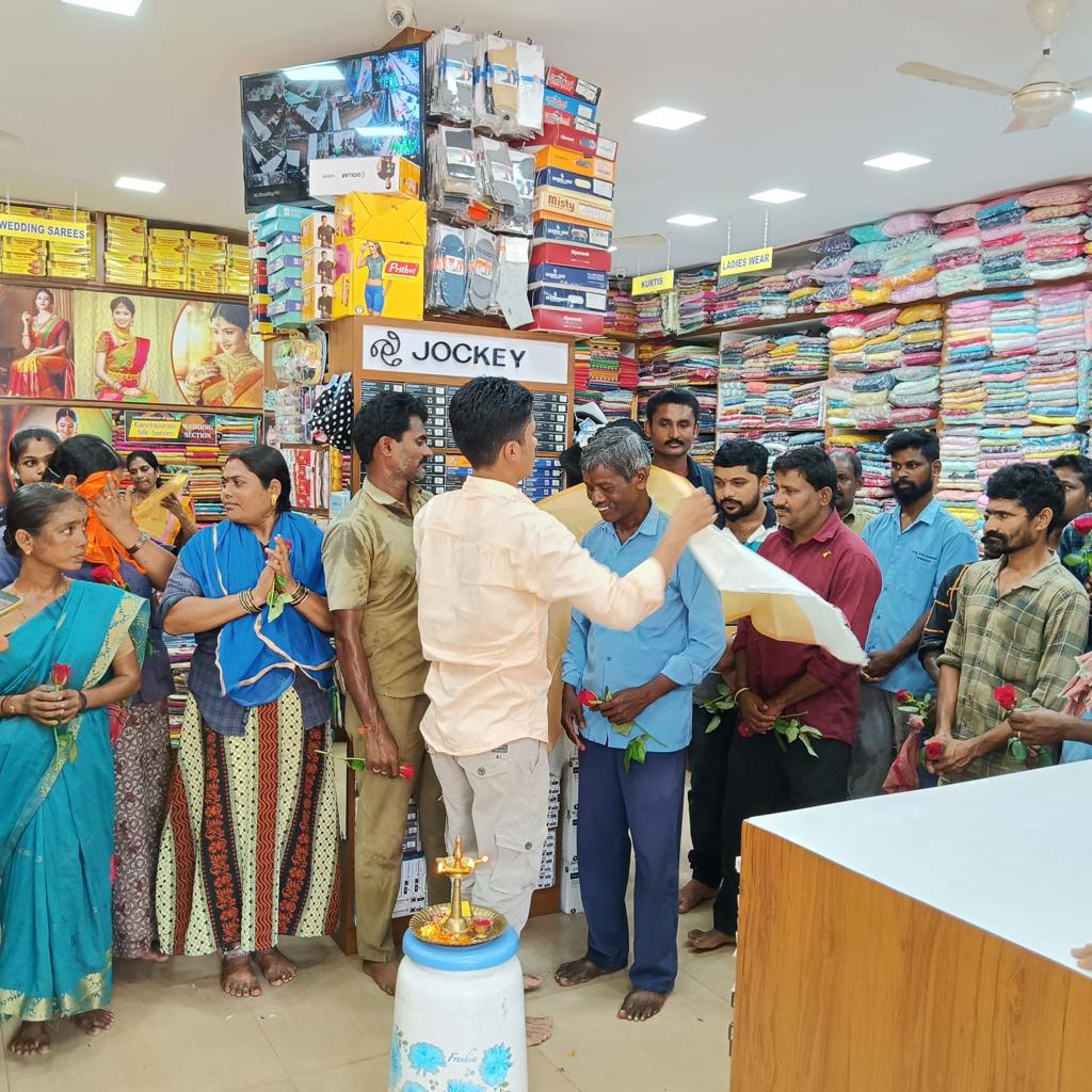 ಸುಳ್ಯದ ಕುಂ ಕುಂ ಫ್ಯಾಷನ್ ನಲ್ಲಿ ‘ಮಹಾ ಉತ್ಸವ’| ಅತ್ಯಧ್ಬುತ‌ ಕಲೆಕ್ಷನ್ ಇದೀಗ ಆಕರ್ಷಕ ದರದಲ್ಲಿ…