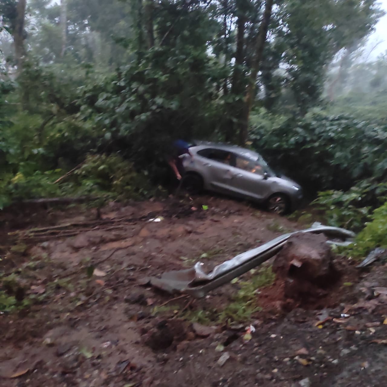 ದೇವರಮನೆಯಲ್ಲಿ ಕಾರು ಅಪಘಾತ: ಪ್ರಾಣಾಪಾಯದಿಂದ ಪಾರು