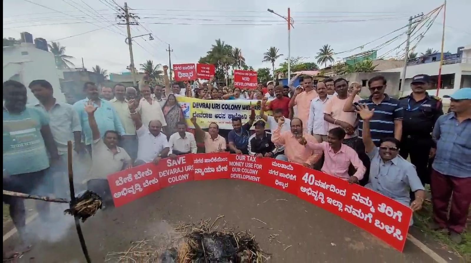 ಬೆಳಗಾವಿ:ಅಭಿವೃದ್ಧಿ ಕಾಣದ ದೇವರಾಜ ಅರಸ ಕಾಲೋನಿಯ ನಾಗರಿಕರಿಂದ ಉಗ್ರ ಪ್ರತಿಭಟನೆ