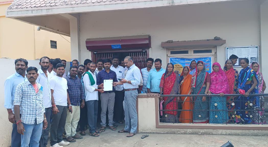 ಕೋಲ್ಹಾರ:ವಿವಿಧ ಬೇಡಿಕೆಗಳಿಗೆ ಆಗ್ರಹಿಸಿ ಕೆನರಾ ಬ್ಯಾಂಕ್ ಮ್ಯಾನೇಜರ್ ಗೆ ಮನವಿ