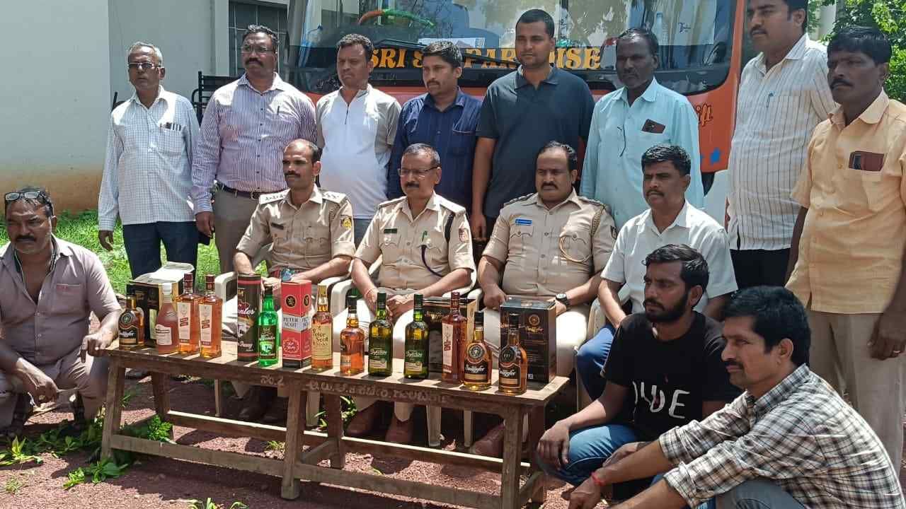 ಕರ್ನಾಟಕದಲ್ಲಿ ಹೆಚ್ಚಾದ ಮದ್ಯದ ದರ… ಹೊರರಾಜ್ಯದಿಂದ ಬಸ್ ಮೂಲಕ ಅಕ್ರಮ ಮದ್ಯ ಸಾಗಾಟ