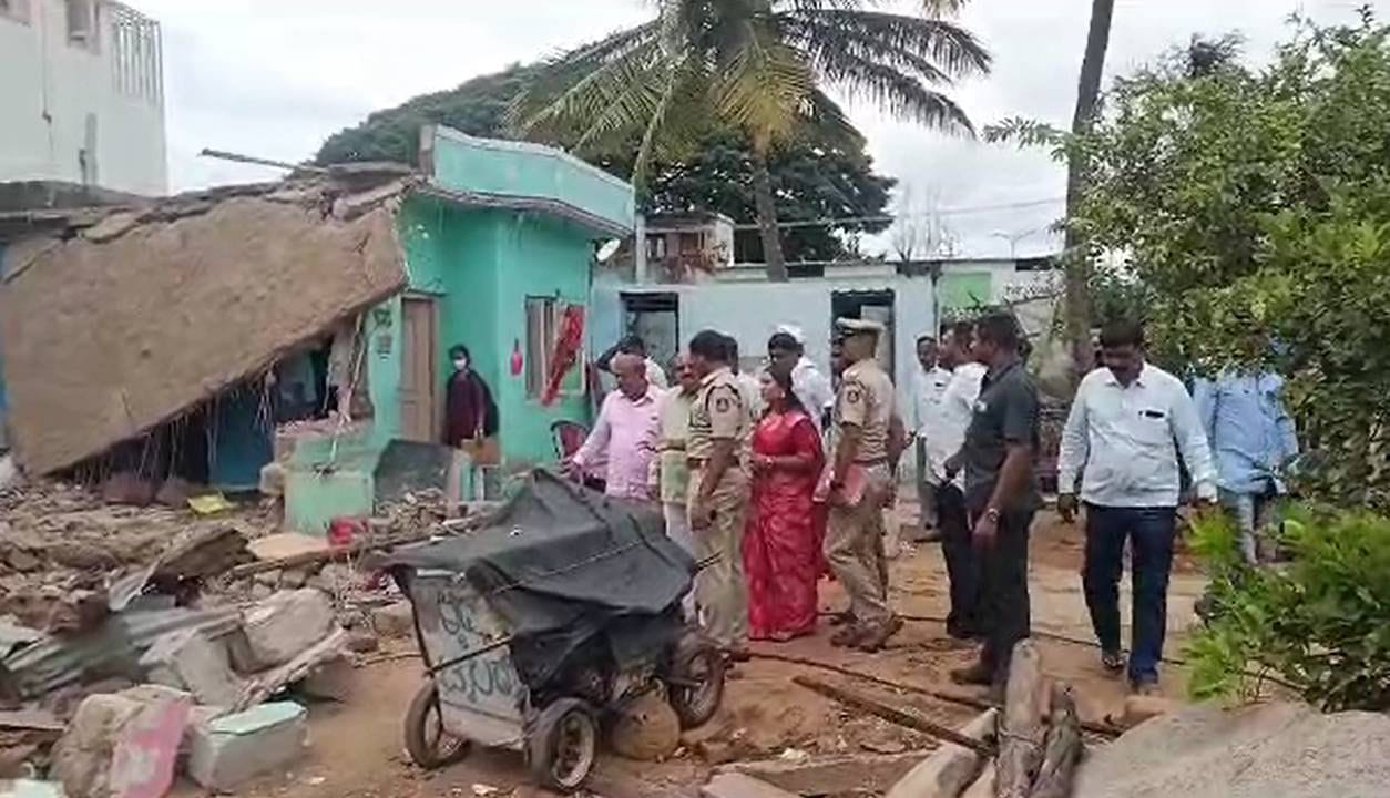 ಆಕಸ್ಮಿಕ ಬೆಂಕಿಗೆ ಮನೆ ಗೋಡೆ ಬಿದ್ದು 6 ಜನರಿಗೆ ಗಂಭೀರ