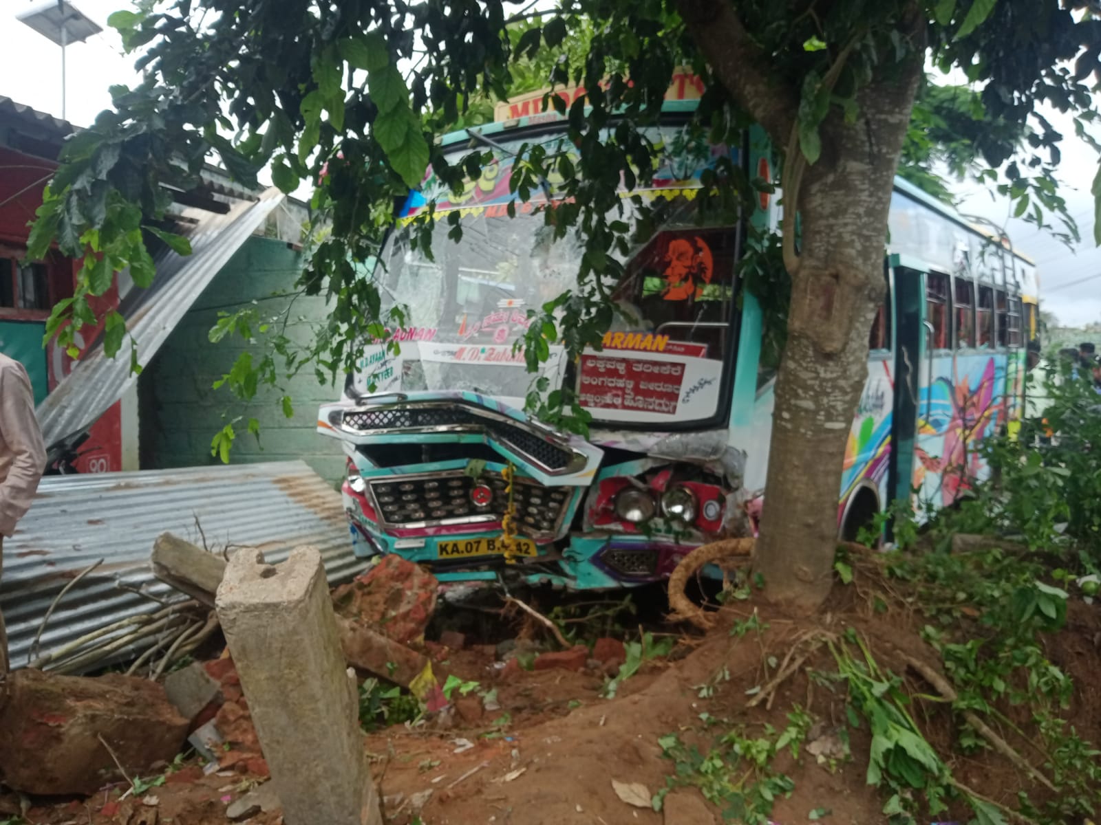 ಶಾಲಾ ಮಕ್ಕಳ ಮೇಲೆ ಹರಿದ ಯಮಸ್ವರೂಪಿ ಬಸ್| ಇಬ್ಬರು ಮಕ್ಕಳು ಗಂಭೀರ; ಐವರು ಕೂದಲೆಳೆಯಲ್ಲಿ ಪಾರು