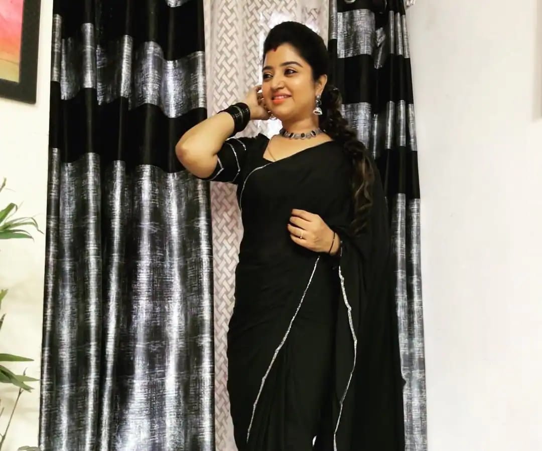 ಗಂಡ ಜೈಲಿನಲ್ಲಿದ್ದರೂ ಆರಾಮಾಗಿ ಸೀರೆ ಉಟ್ಟು ಪೋಸ್ ಕೊಟ್ಟ ನಟಿ