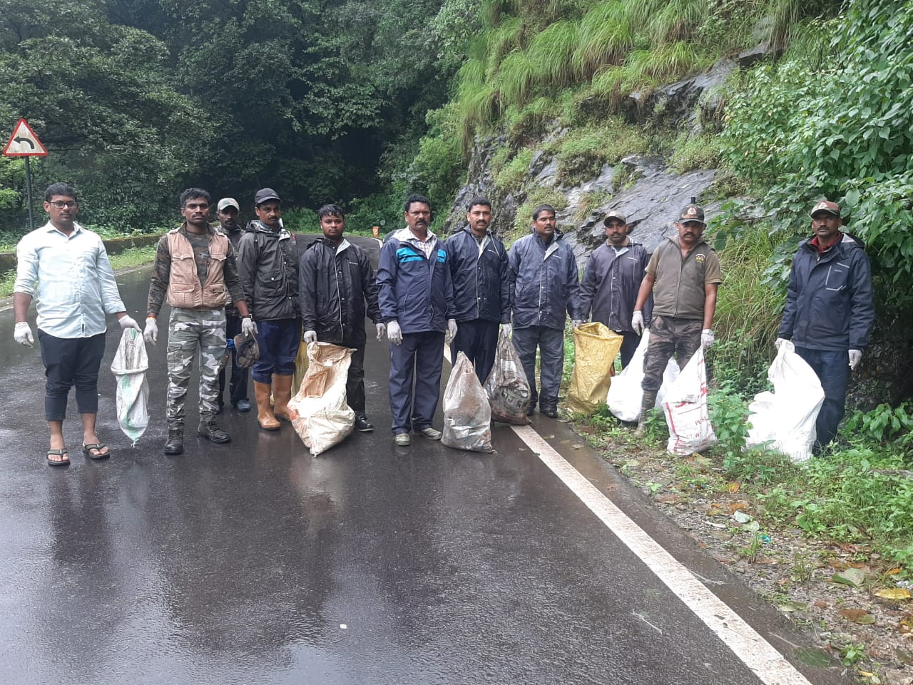 ಅರಣ್ಯ ಇಲಾಖೆ ವತಿಯಿಂದ ಚಾರ್ಮಾಡಿ ಘಾಟ್ ನಲ್ಲಿ ಸ್ವಚ್ಚತಾ ಕಾರ್ಯ