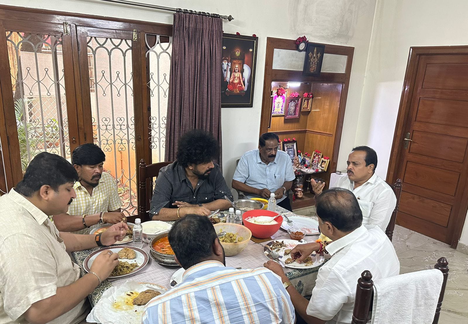 ಖ್ಯಾತ ನಟಿ ಅನುಷ್ಕಾ ಶೆಟ್ಟಿ ಮನೆಗೆ ಪುತ್ತೂರು ಶಾಸಕ ಅಶೋಕ್ ಕುಮಾರ್ ರೈ, ಸಂಗೀತ ನಿರ್ದೇಶಕ ಗುರುಕಿರಣ್ ಭೇಟಿ