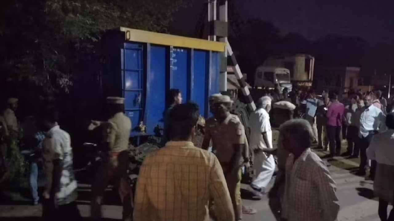 ಹಳಿ ತಪ್ಪಿ ಮರಕ್ಕೆ ಡಿಕ್ಕಿ ಹೊಡೆದ ಗೂಡ್ಸ್ ರೈಲು