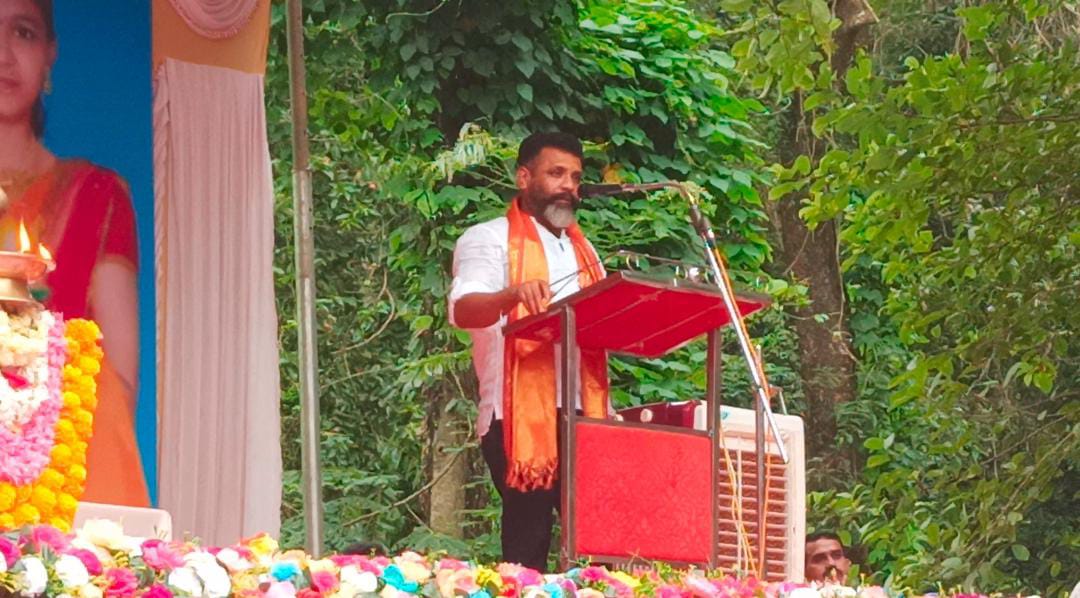 ”ಚಪ್ಪಲಿಯಿಂದ ಪೆಟ್ಟು ತಿಂದವನ ಕೈಯಿಂದ ನಾನು ಬುದ್ದಿ ಕಲೀಬೇಕಿಲ್ಲ”| ಪವರ್ ಟಿವಿ ಎಂಡಿ ರಾಕೇಶ್ ಶೆಟ್ಟಿ ವಿರುದ್ಧ ಗುಡುಗಿದ ತುಳು ವಾಗ್ಮಿ ತಮ್ಮಣ್ಣ ಶೆಟ್ಟಿ