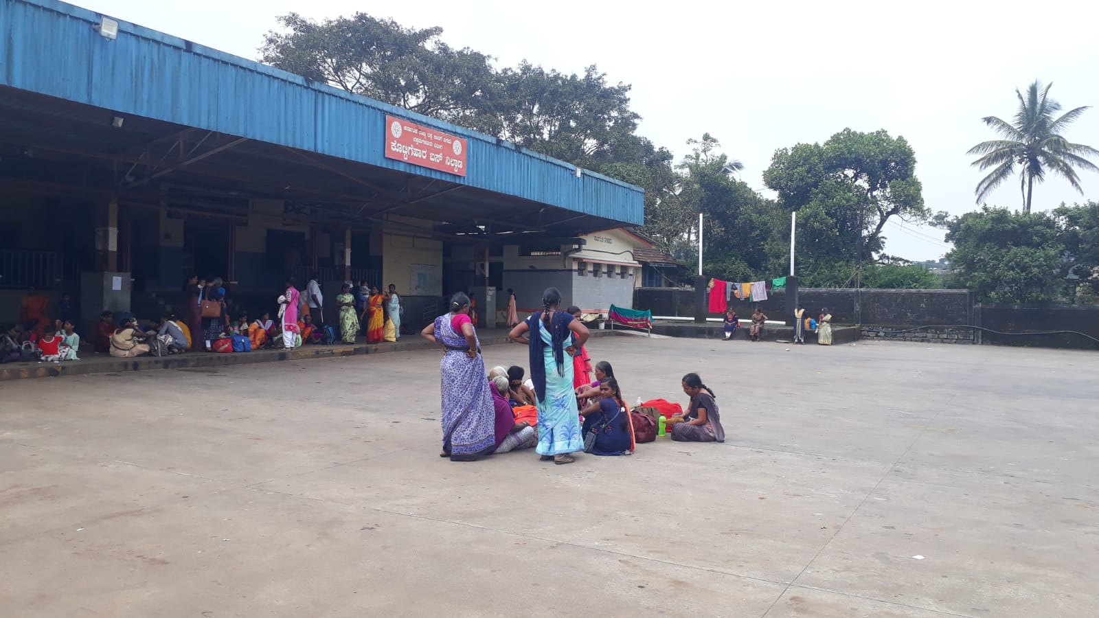 ಕೊಟ್ಟಿಗೆಹಾರ:ಫ್ರೀ ಬಸ್ ಎಫೆಕ್ಟ್, ಸರ್ಕಾರಿ ಬಸ್ ನಿಲ್ದಾಣವನ್ನು ಬಚ್ಚಲು ಮನೆ ಮಾಡ್ಕೊಂಡ ಮಹಿಳೆಯರು…!
