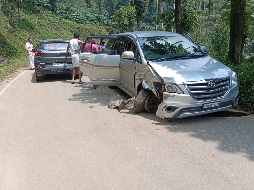 ಚಿಕ್ಕಮಗಳೂರು:ಕಾರು ಮುಖಾಮುಖಿ ಡಿಕ್ಕಿ| ನಾಲ್ವರಿಗೆ ಗಾಯ