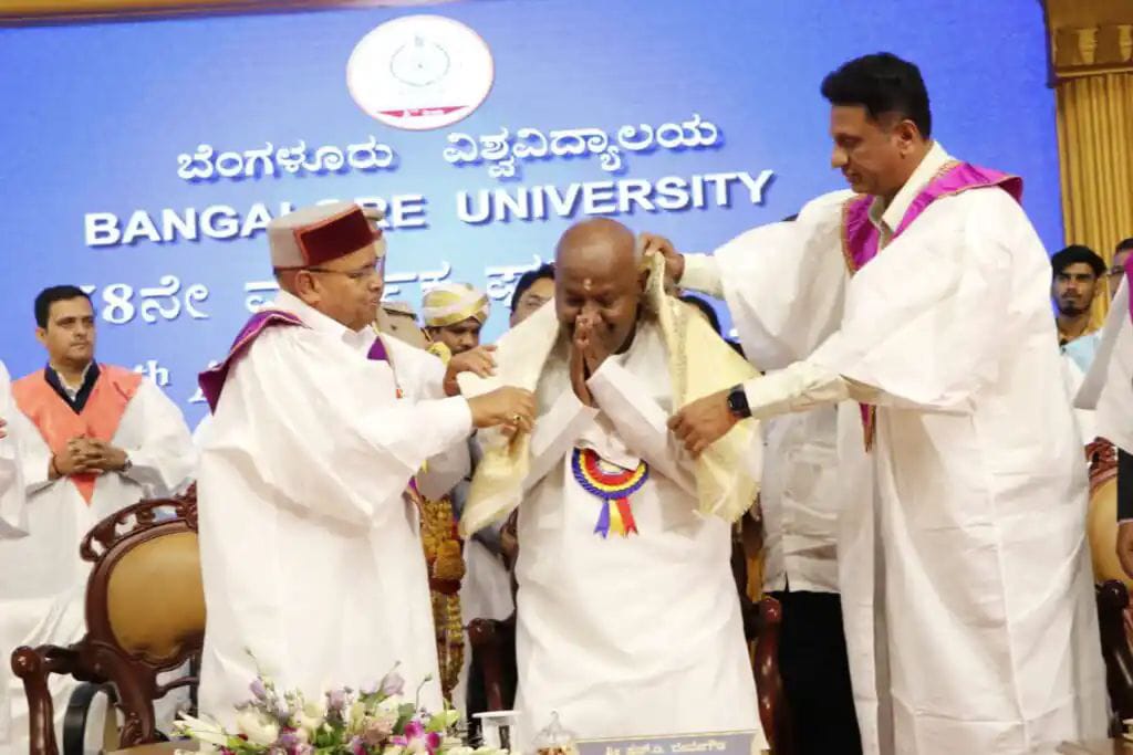 ಮಾಜಿ ಪ್ರಧಾನಿ ಹೆಚ್.ಡಿ ದೇವೇಗೌಡರಿಗೆ ಗೌರವ ಡಾಕ್ಟರೇಟ್| ಬೆಂಗಳೂರು ವಿ.ವಿ ಘಟಿಕೋತ್ಸವದಲ್ಲಿ ಗೌರವಾರ್ಪಣೆ