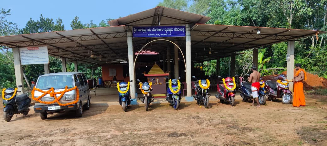 ಸುಳ್ಯ: ಕೊರಂಬಡ್ಕ ಶ್ರೀ ನಾಗಬ್ರಹ್ಮ ಆದಿ ಮೊಗೇರ್ಕಳ ದೈವಸ್ಥಾನದಲ್ಲಿ ಆಯುಧಪೂಜೆ