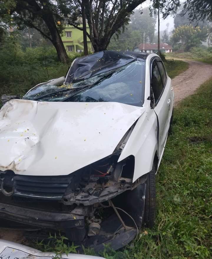 ಮಡಿಕೇರಿ: ಕಾರಿನ ಮೇಲೆ ಕಾಡಾನೆಗಳ ದಾಳಿ