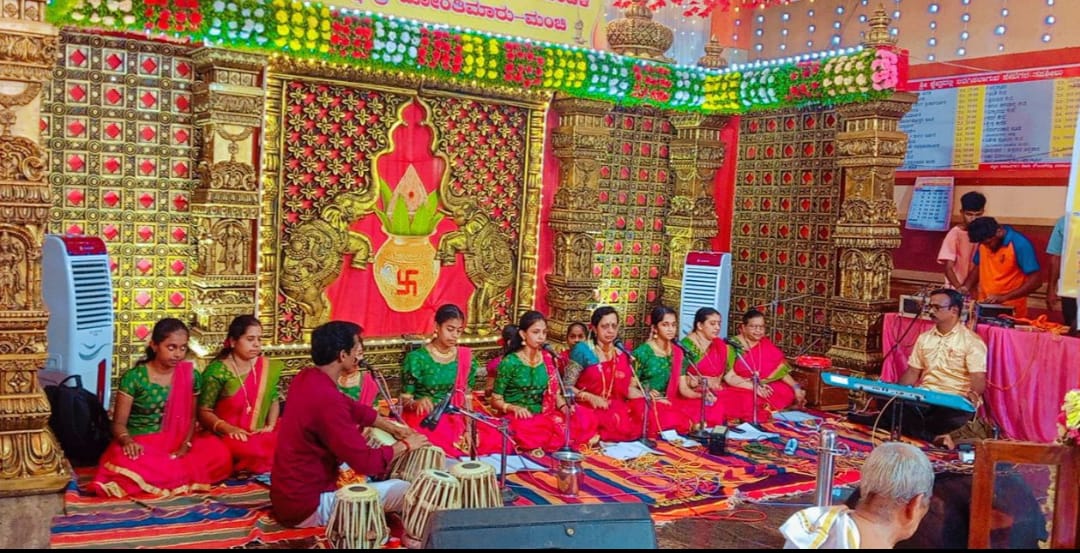 ಪೆರ್ನಾಜೆ:ಮಂಚಿ -ಮೊಂತಿಮಾರು ಕ್ಷೇತ್ರದಲ್ಲಿ ”ಸ್ವರಸಿಂಚನ” ಕಲಾ ತಂಡದಿಂದ ಮಧುರ ಭಕ್ತಿಗೀತೆ