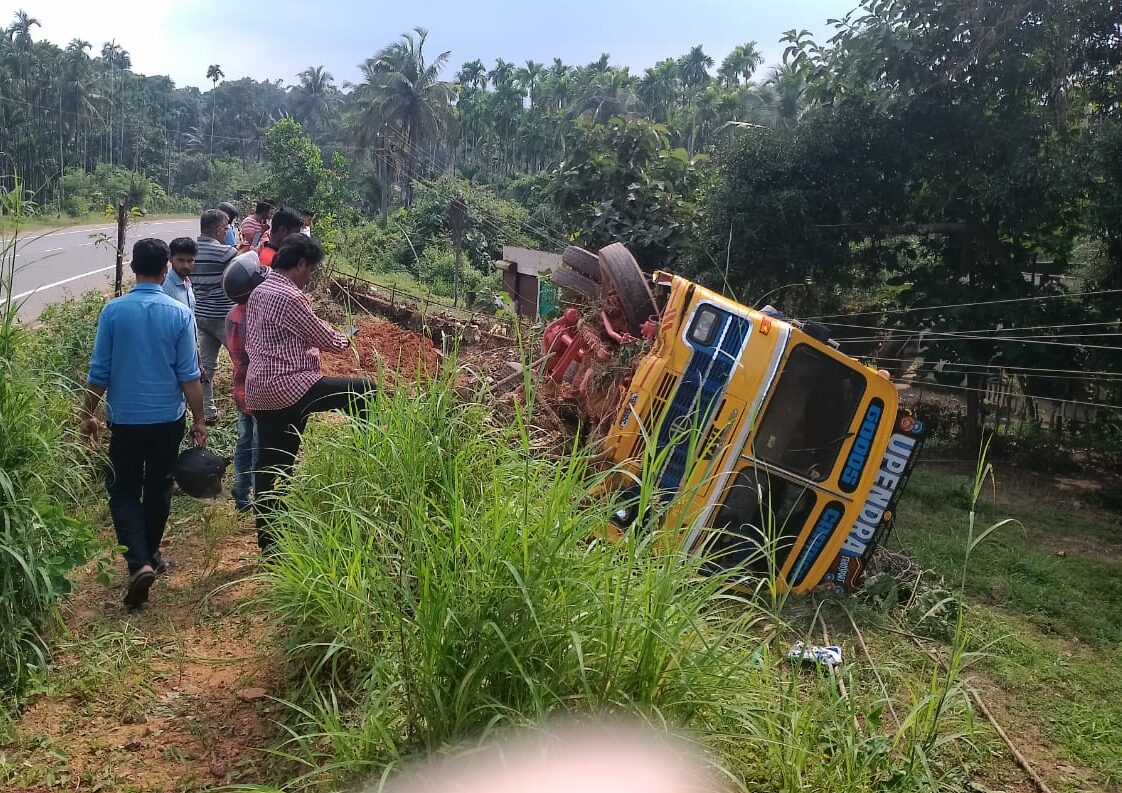ಬಂಟ್ವಾಳ: ಚಾಲಕನ ನಿಯಂತ್ರಣ ತಪ್ಪಿ ಕಮರಿಗೆ ಉರುಳಿದ ಲಾರಿ