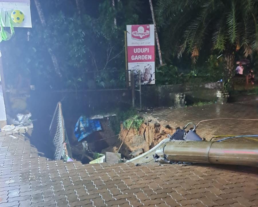 ಸುಳ್ಯದ ಪರಿವಾರಕಾನ ಬಳಿ ಕುಸಿದ ಭೂಮಿ| ಅವೈಜ್ಞಾನಿಕ ಕಾಮಗಾರಿ ಶಂಕೆ!?