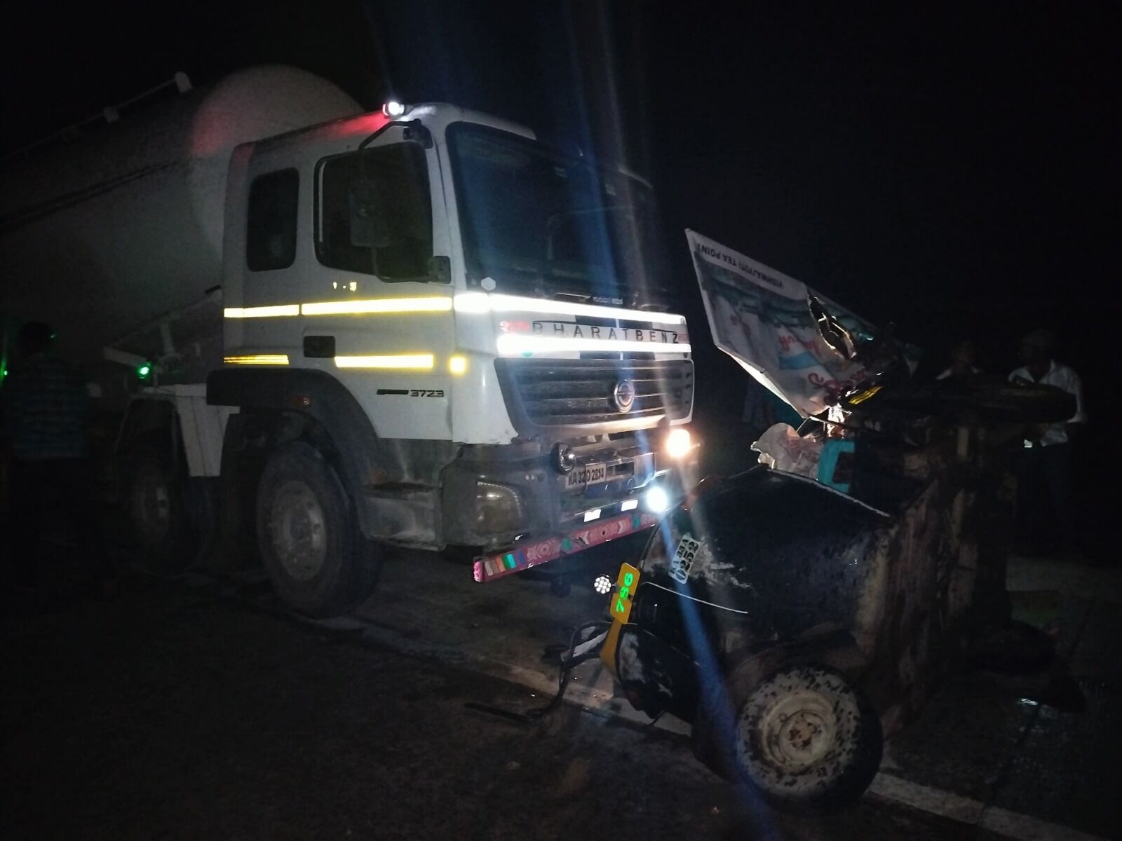 ಆಟೋ – ಟ್ಯಾಂಕರ್ ನಡುವೆ ಭೀಕರ ಅಪಘಾತ| ಸ್ಥಳದಲ್ಲೇ ನಾಲ್ವರು ಸಾವು
