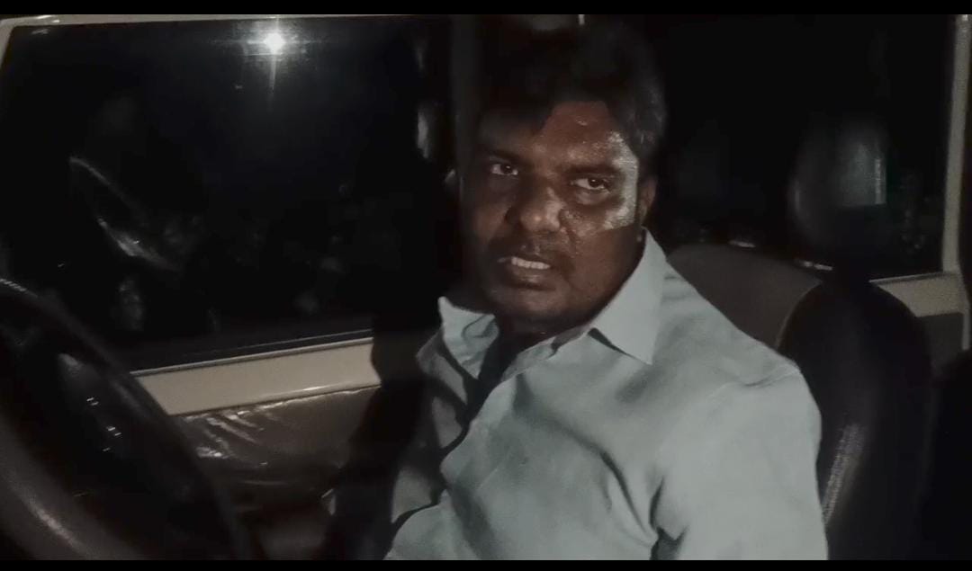 ಸುಳ್ಯ: ಅಮಲಿನ ನಶೆಯಲ್ಲಿ ರಾಂಗ್ ಡ್ರೈವ್| ಸರ್ಕಾರಿ ವಾಹನ ತಡೆದು, ಅಧಿಕಾರಿಯ ತರಾಟೆಗೈದ ಸಾರ್ವಜನಿಕರು