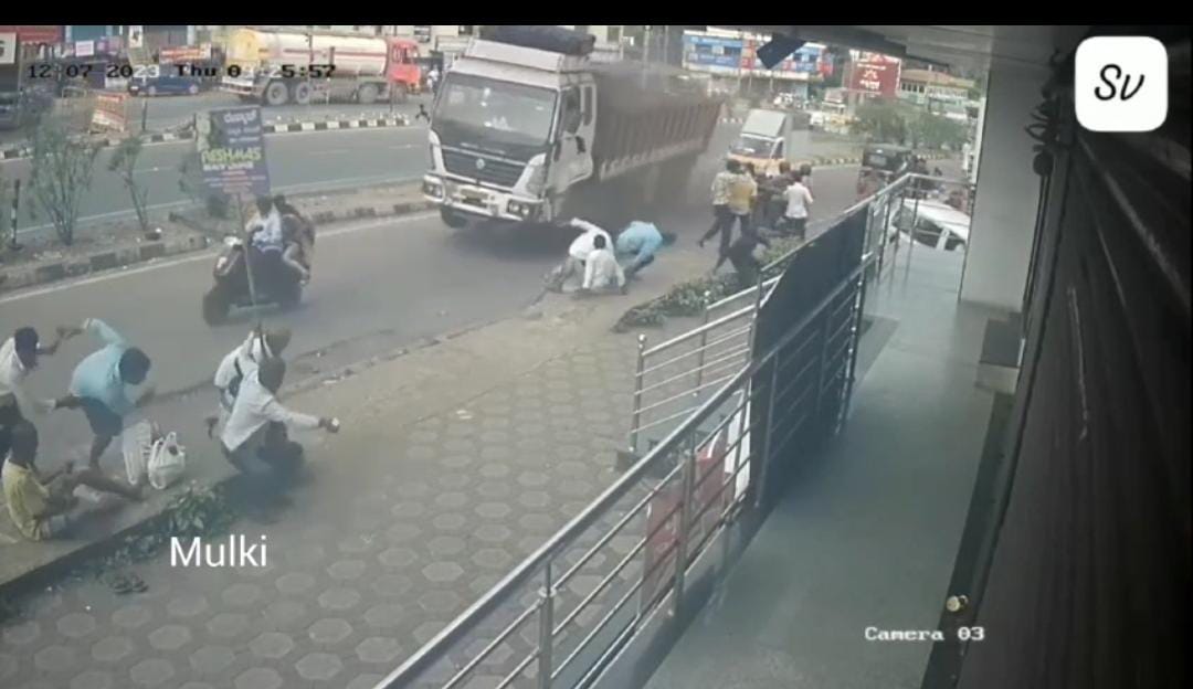 ಮಂಗಳೂರು: ಚಾಲಕನ ನಿರ್ಲಕ್ಷ್ಯದಿಂದ ಡಿವೈಡರ್ ಹಾರಿದ ಲಾರಿ| ಪವಾಡಸದೃಶ ಪಾರಾದ ಪಾದಚಾರಿಗಳು| ಹಲವು ವಾಹನಗಳು ಜಖಂ