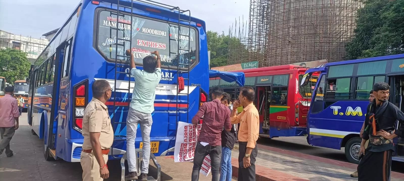 ಮಂಗಳೂರು: ಬಸ್‌ ಗಳಿಗೆ ಕನ್ನಡ ನಾಮಫಲಕ ಸ್ಟಿಕರ್ ಅಭಿಯಾನಕ್ಕೆ ಹಲವರ ವಿರೋಧ