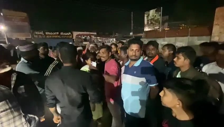 ಚಿಕ್ಕಮಗಳೂರು: ಧರ್ಮಸ್ಥಳಕ್ಕೆ ಬಸ್ಸಿಲ್ಲವೆಂದು ಮಧ್ಯರಾತ್ರಿ ಪ್ರಯಾಣಿಕರಿಂದ ಪ್ರತಿಭಟನೆ