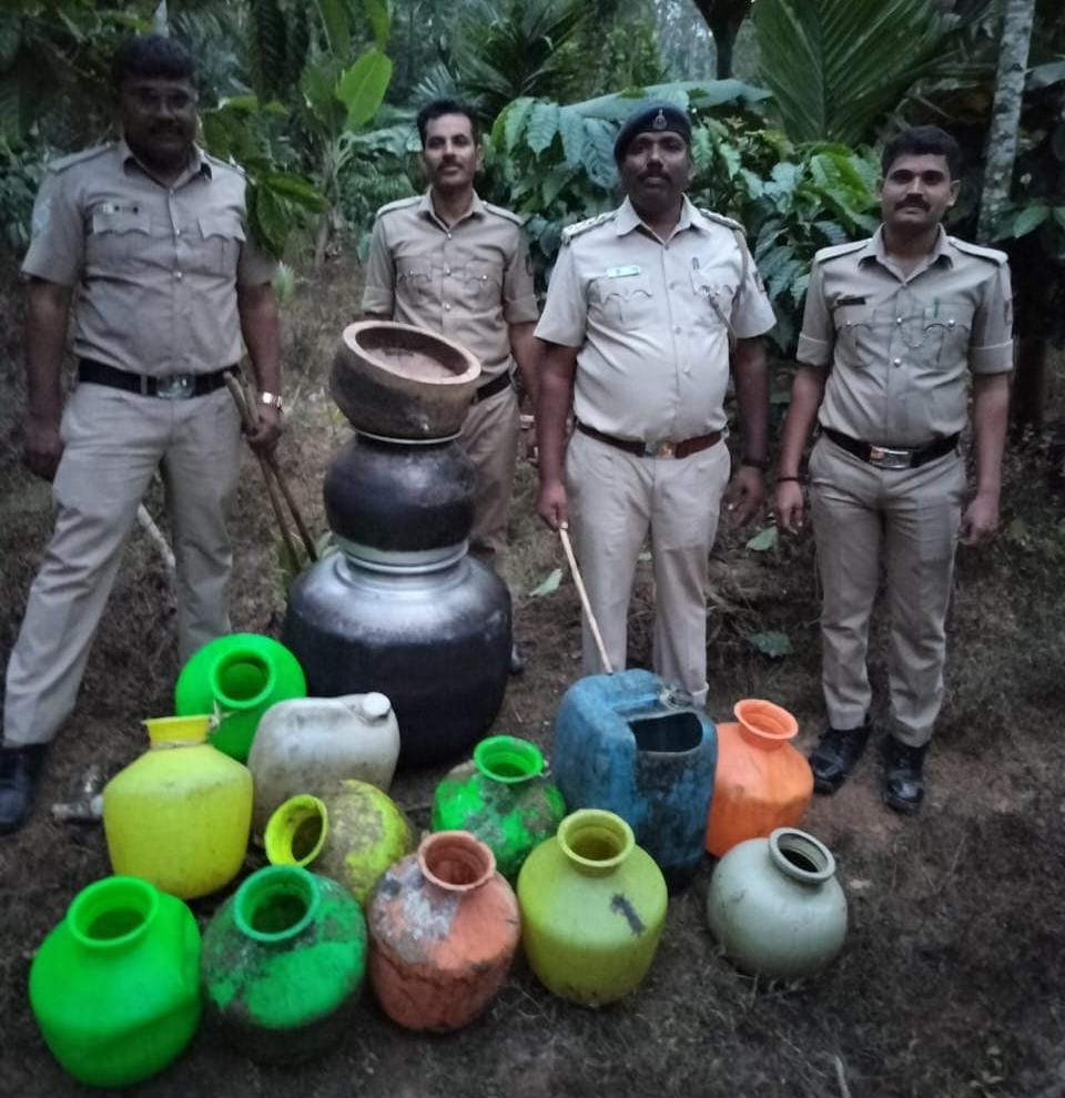 ಕೊಟ್ಟಿಗೆಹಾರ: ಅಬಕಾರಿ ದಾಳಿ| 100 ಲೀಟರ್ ಬೆಲ್ಲದ ಕೊಳೆ, 5ಲೀ ಕಳ್ಳಬಟ್ಟಿ ವಶ