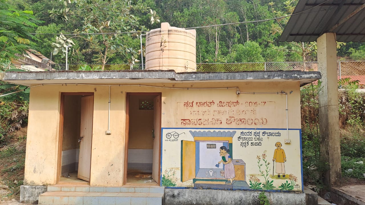 ಸುಳ್ಯ: ಜಾಲ್ಸೂರಿನಲೊಂದು ಗಲೀಜು ಶೌಚಾಲಯ| ನೀರಿಲ್ಲದೆ ಸಾರ್ವಜನಿಕರು ಪರದಾಟ | ಕ್ಯಾರೇ ಇಲ್ಲದ ಪಂಚಾಯತ್