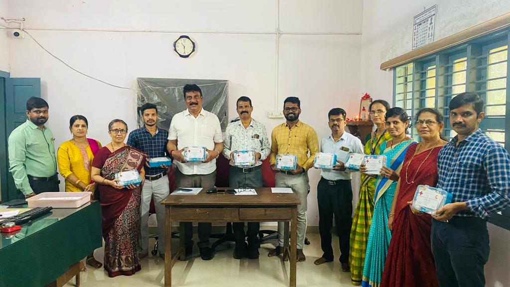 ಸುಳ್ಯ:ಭಾರತೀಯ ರೆಡ್ ಕ್ರಾಸ್ ಸಂಸ್ಥೆ ಸುಳ್ಯ ವತಿಯಿಂದ First Aid Box ಹಸ್ತಾಂತರ