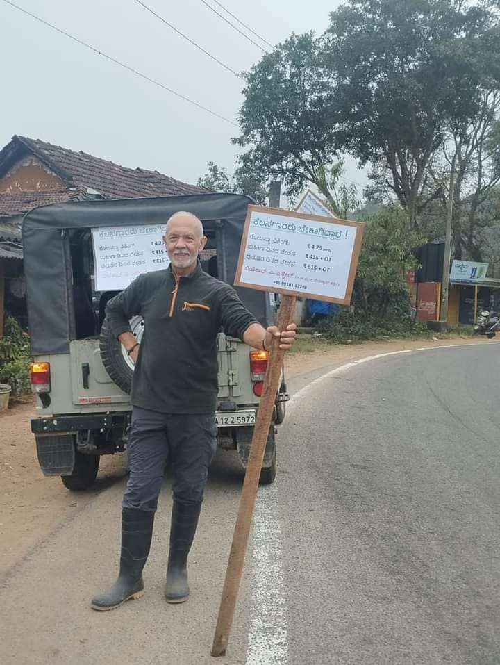 ಕೆಲಸಗಾರರು ಬೇಕಾಗಿದ್ದಾರೆ ಎಂದು ರಸ್ತೆ ಬದಿ ಬೋರ್ಡ್ ಹಿಡಿದು ನಿಂತ ಕೊಡಗಿನ ಕಾಫಿ ಬೆಳೆಗಾರ