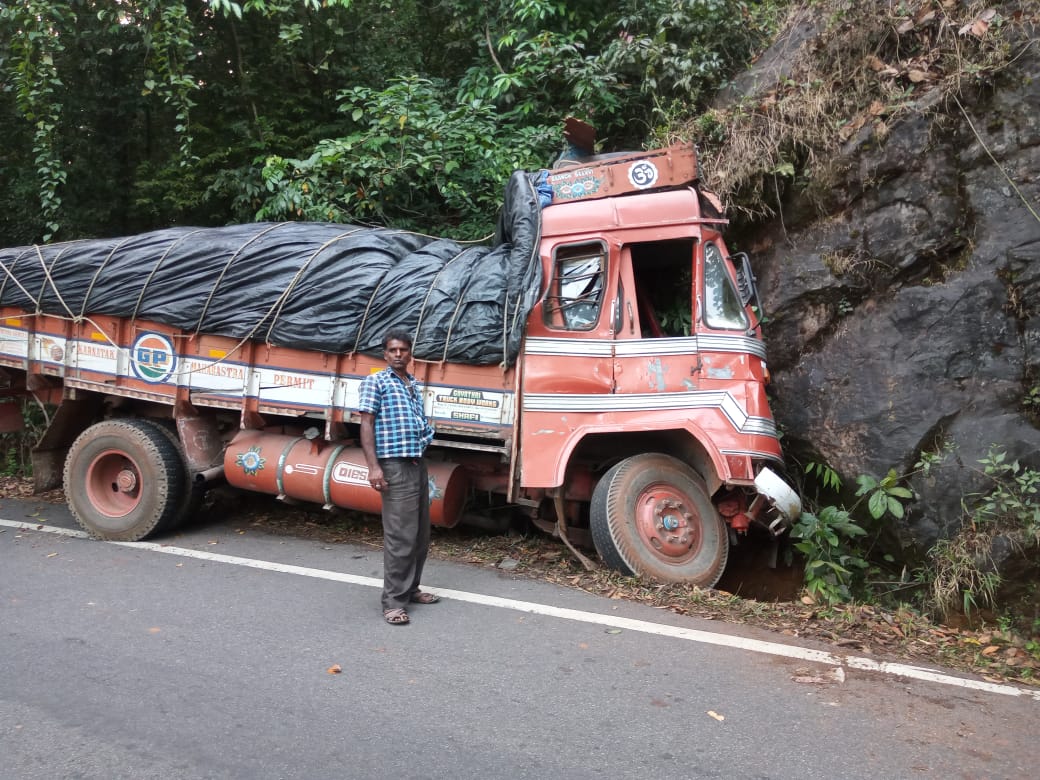 ಬಂಡೆ ಕಲ್ಲಿಗೆ ಲಾರಿ ಡಿಕ್ಕಿ| ಲಾರಿ ಚಾಲಕ ಪ್ರಾಣಾಪಾಯದಿಂದ ಪಾರು